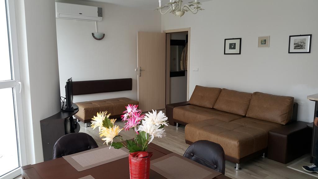 Kraybrezhna Apartment Pomorie Bagian luar foto