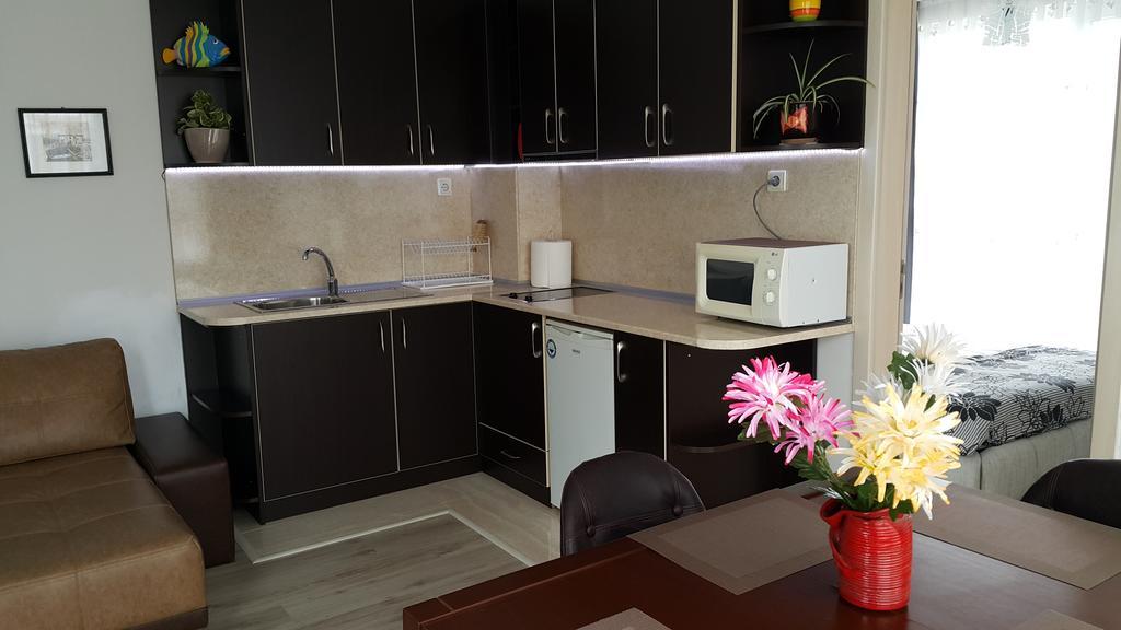Kraybrezhna Apartment Pomorie Bagian luar foto
